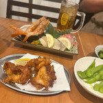 和食と個室居酒屋 匠味 - 熟成醤油の唐揚げ(手前)とお造り３種盛り合わせ(奥)