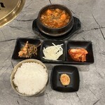 ラオン 焼肉 - スジ煮込み、パンチャン、ライス、白菜キムチ