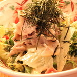 Sumibi Izakaya Higebuta - ひげぶたサラダ！！上質な豚バラ肉を丁寧にした処理し臭みがなく甘みのあるひげぶたサラダ。人気サラダNO.1です。