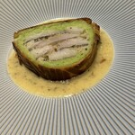 ラチュレ - 太刀魚のパイ包焼き：  太刀魚とトリュフのムース、周りをバジルのムースでくるんで、パイ包焼きに。