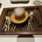 ラチュレ - イクラのカクテル　下にジュレを敷き、新イクラのマリネ、山わさびの泡