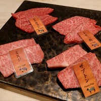 完全個室 牛の達人 private 新宿本店 - 鹿児黒牛希少部位盛り合わせ 
                    （ザブトン、トモサンカク、ミスジ、トウガラシ）
