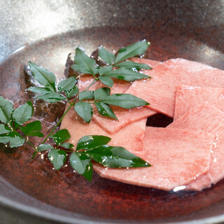 厳選肉の旨味が口いっぱいに広がる！名物【タンのやきしゃぶ】