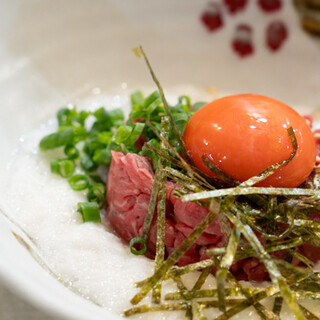 炙りユッケや肉刺しなど逸品メニューも豊富◎飲み放付きコースも