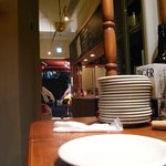 ミニヨン　坂ノ上 - カウンターからエントランスを望む１　19時過ぎごろ