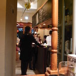 ミニヨン　坂ノ上 - カウンターからエントランスを望む２  20時半ごろ。この絵がまさにminoyonです。