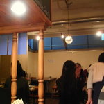 ミニヨン　坂ノ上 - 広くてゆったり落ち着いた雰囲気、奥には天窓があります。