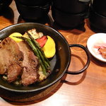 ミニヨン　坂ノ上 - 牛タン　コロダッチ　なんと、梅干しと一緒に食べます。