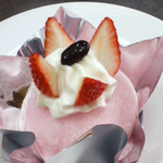 Mon Sheri - さくらんぼのクリームに、白あんと丸ごとイチゴ。ぎゅうひで包みました♪