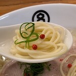 HACHI - レンゲに麺とネギ、そしてピンクペッパー　最高