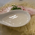 HACHI - 鶏ベースの繊細なスープ