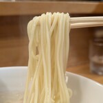HACHI - 素晴らしい舌触りの自家製中細麺