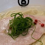 HACHI - トッピングはネギとピンクペッパー