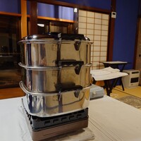 鈴おき - 蒸籠をテーブル脇に設置