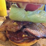 オレンジバーガー - ベーコンの厚みを見て！