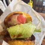 オレンジバーガー - どうやって食べようか迷う幸せ感