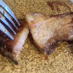 オレンジバーガー - ベーコンをカリッと焼かれたバンズ下部に乗せて。カナッペ風に