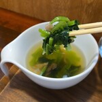 キッチン ブルー グローブ - ほうれん草をとりだし