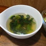 キッチン ブルー グローブ - ほうれん草スープのアップ