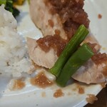 キッチン ブルー グローブ - ソースといんげん豆を添えて