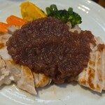 キッチン ブルー グローブ - 正面から、満足な三元豚のロースソテー