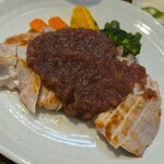 キッチン ブルー グローブ - 反対側から、林檎の赤ワインソースはタップリ！