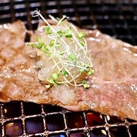 焼肉 龍華園 - 特選鹿児島黒牛みすじ炙り焼き