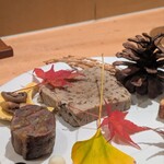 銀座 大石 - 秋刀魚とドライトマト、焼き茄子のテリーヌ(左)　茸とホタテ、鶏のムース(右)