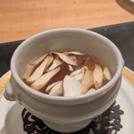 銀座 大石 - 15時間煮込んだすっぽんのコンソメ　フレッシュ松茸