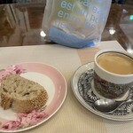 樹藝夢 - 美味しかったゴマパンをお代わりしたつもりが別のゴマパンが来た。残りを持ち帰れるよう切り分けてくれた。