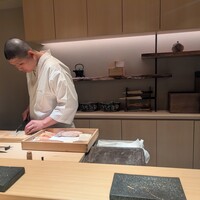 銀座 京都 鮨まつもと - カウンターに着席です