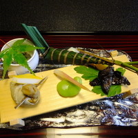 つば甚 - 八寸（ばい貝，そら豆，どじょうの蒲焼き，楓の青葉に隠れた小鉢，粽寿司など）