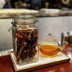 中華寝台 - お茶は、野菜の端材を乾燥させたお茶に変わっています。
      これが、なかなかに美味しい♪