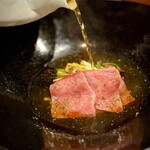 中華寝台 - 米沢牛のリブロースです。
      合わせるのは、なんとヒグマのスープ！
      シェフ、こういう食材を使いたかったんですね(^^)
      ヒグマのスネから取るという出汁は、野趣というよりもずっとクリアで美味しい！