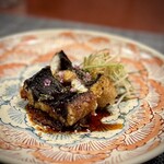 中華寝台 - 北京ダックと同じ調理法で、皮目をパリッパリに仕上げたという鰻。
      個人的に、蒲焼きに勝る調理はないと思いますが、こちらも美味…