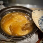 中華寝台 - どーん！
      スペシャリテの、鱶鰭白湯スープ煮込みは健在！