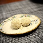 中華寝台 - これまた大好物の、ココナッツ団子。
      「飽きたので、やめてしまった」とシェフが言うもんだから、そんなバカな！と詰め寄ったら、作ってくれました（笑）
      ありがとー♪