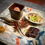 中華寝台 - 前菜の盛り合わせ（真鯛、水蛸、焼豚、本ししゃも）。
      ししゃもは、燻してあって中華っぽくない味わいと美味しさ。
      いつもの焼豚＆チーズは、相変わらず量が足りない！(^^)