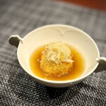 中華寝台 - 鼈のスープでいただく蓮根餅。
      これは気に入りました！元々の蓮根好き。あのシャキシャキ食感を残しつつも、もっちり。
      上笹シェフは、柚子も上手に使いますが、こちらも上品な一皿に仕上げます。