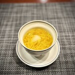 中華寝台 - この日の薬膳スープは、聖護院蕪と菊の花。
      毎度のことですが、ここでホッとひと息ついて、あとはメイン級のメニューにスイッチオンです(^^)