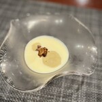 中華寝台 - いつもは盛り合わせの中の一品だったピータン豆腐が独立です(^^)
      ピータンは苦手なのですが、こちらのだけは美味しくいただけます。
      豆乳に加えて、今回は栗ちゃんも相性良くて、優しい甘さが幸せをくれます。