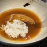 中華寝台 - いつものように、ひと口ごはんと黒酢トッピングは欠かせません♪
      白湯スープがしっかりしている分、この白飯との相性は最強です！