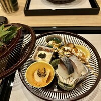 馬車道 大かわ - 八寸(鯖寿司、もずくに鯛わた、子持ち鮎の山椒煮、銀杏のウニ焼、稲穂のポップコーン、海老芋田楽にからすみ、生湯葉にキャビア)