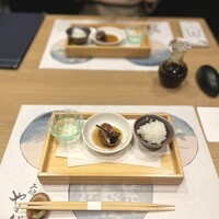 上越やすだ  銀座二丁目店 - お通し(コシヒカリ、巻貝、日本酒)