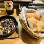 炭と葡萄 - 牛スジ肉の赤ワイン煮込みとバケット　バケットがこれだけ入って¥330とは安いですね〜