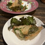 セブンストック - スモークしたホタテとクリームチーズを詰めた万願寺とうがらしのフリット