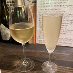 セブンストック - 左　本日のグラスワイン(白)     右　グラススパークリング