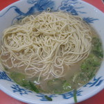 元祖長浜屋 - 替玉：100円(ラーメン丼のスープに沈まぬ替玉麺の丘)