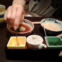 人形町今半 名古屋ミッドランドスクエア店 - ポン酢と胡麻ダレ。薬味は紅葉おろしとラー油とネギ