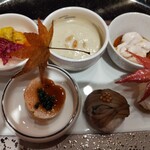 坂ノ下　田茂戸 - 前菜　左上から菊花柿なます、白菜のスープ、白子ぽん酢。左下からあん肝、柿の木茸すし、おたのしみ（からすみを餅で包んだ料理）